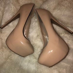 Patent leather nude pumps